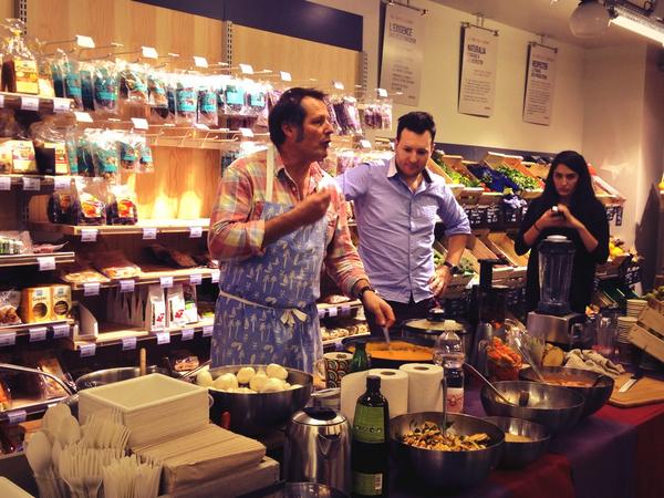 CuisinenCouleur's tweet photo. @YvanCadiou nous parle de son menu pour la @SemaineduGout chez @_naturalia avec passion ! #recettes #bio #SDG2014 http://t.co/LfyraY5uDN