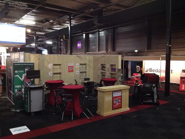 JariTechniek's tweet photo. Wij zijn er klaar voor! U komt toch ook? @AutoProf_EH #wehebbenerzinin met @GroupAuto_NL @HELLA_Benelux @Lascar http://t.co/syRU4BdX8r