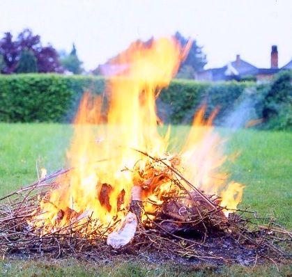 Mondial_Strang's tweet photo. Column Frankrijk: een veel te groot vuur in de tuin ontstaat, de politie is er ... lees verder http://t.co/uuzG5en9GQ http://t.co/neKiPvO4Z2