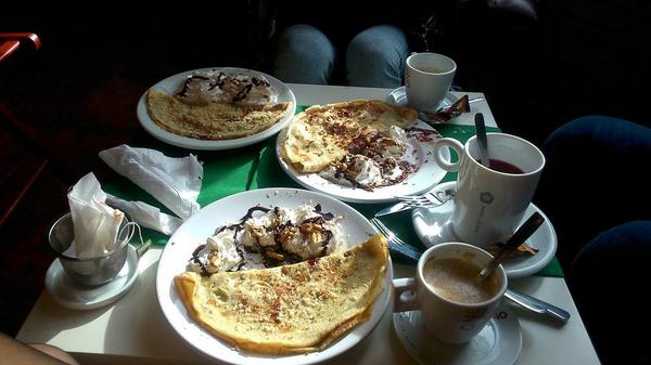 Patricia_mto's tweet photo. La mejor merienda del mundo! Con mis gordas  @Martaluque7 @SandraMcFlu en #trotamundos 💟 http://t.co/pwkvrtsfcX