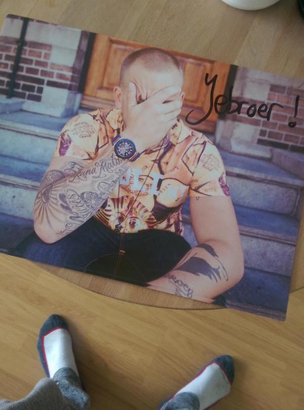 Jebroer's tweet photo. Er zijn nog een paar posters. Mail je aankoop van #BeterNu naar jebroermusic@Gmail.com &amp; win een gesigneerde poster! http://t.co/OThYxnwhJq