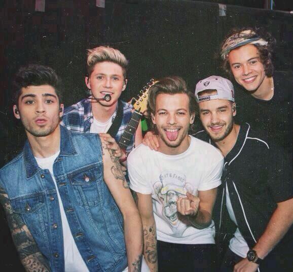 1DSPNews's tweet photo. “Personas que llegan a tu vida para hacerla mejor"
#EMABiggestFans1D http://t.co/4CyQuV03XR