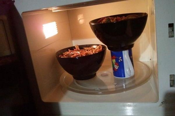 tolkopop's tweet photo. Как погреть в микроволновке две тарелки одновременно. http://t.co/DzvenD4Ee9