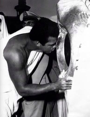 AnasKh97's tweet photo. RIP Mohammad Ali klay 😞#muhammadaliclay #boxing_legend http://t.co/KdksBRuE0W