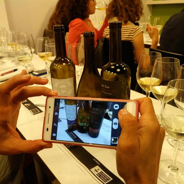 PrettyWines's tweet photo. #pretty la foto! ;) "@elvinet: Descubriendo 3 versiones de #Xarelo del #Penedès en #Tastavins #Barcelona #ViCata http://t.co/lHMESeDwiG"