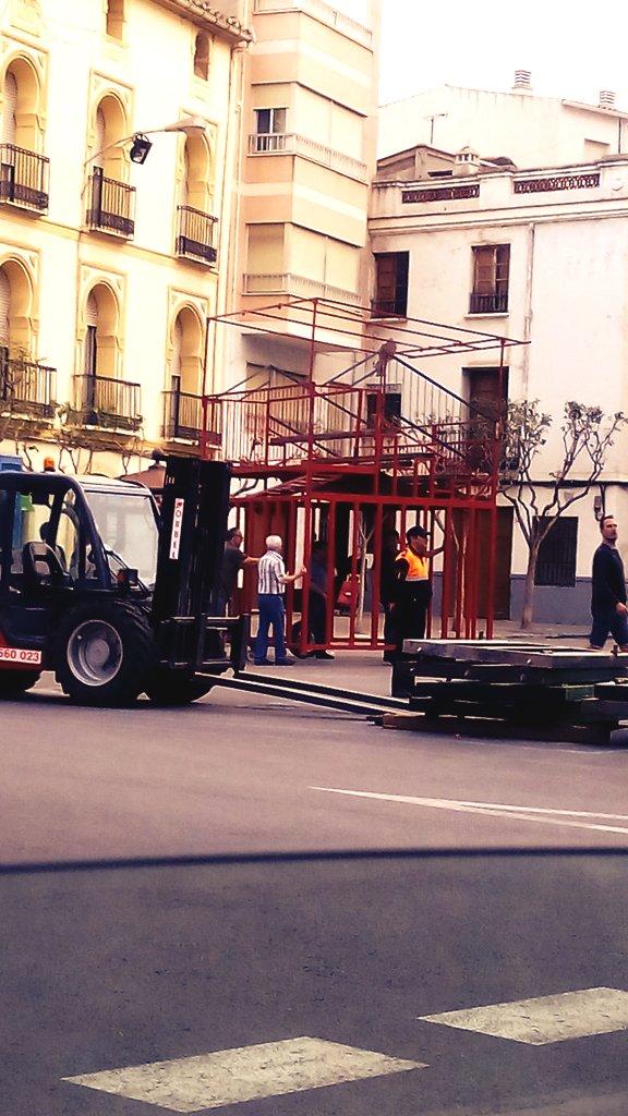 Sintaxia_Stx's tweet photo. Primer día de monta de cadafals,orgullosas de las personas que no pierden la tradición de dejarse la piel montándolos http://t.co/Kf7CvKub7n