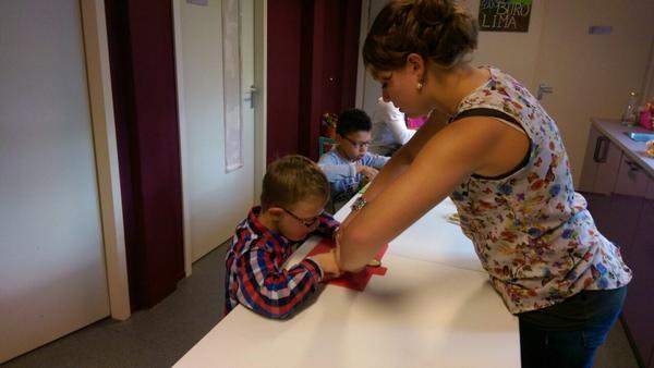 We hebben vandaag #samen voor het eten gezorgd. De kinderen helpen ons een handje en zij leren er wat van!