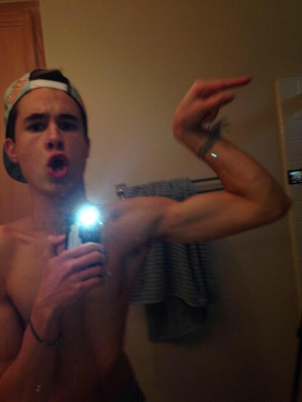 boxxheud's tweet photo. "@_kixn_: Working out♣ http://t.co/m1Tbkz41tc" them muscles tho