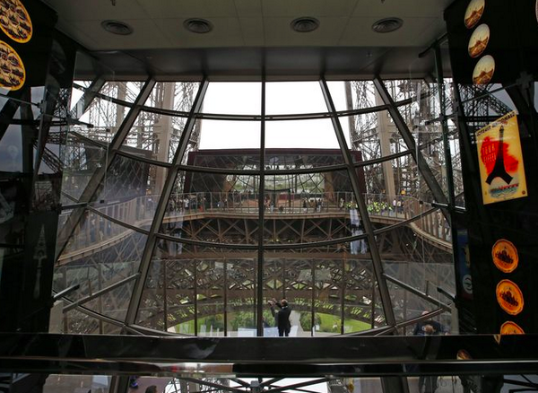 franzaward's tweet photo. [Design]New experience on Eiffel Tower http://t.co/ul4C2SiGME