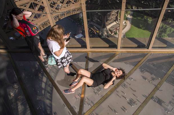 franzaward's tweet photo. [Design]New experience on Eiffel Tower http://t.co/ul4C2SiGME