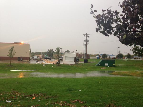 ShanteleVision's tweet image. Storm damage in Decatur. @wics_abc20