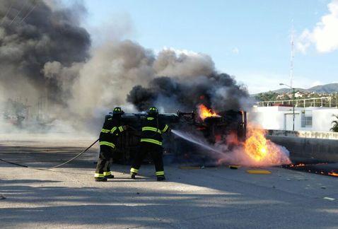 Milenio's tweet image. Salen trabajadores del Palacio de Gobierno de #Guerrero mile.io/1yw5PYP