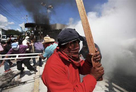 Milenio's tweet image. Salen trabajadores del Palacio de Gobierno de #Guerrero mile.io/1yw5PYP