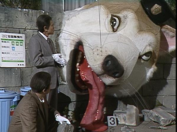 ダウンタウンのごっつええ感じ 巨大学者犬殺人事件 謎だらけの殺人事件を警部 松本 と刑事 浜田 今田 東野 板尾 蔵野 たちによって捜査が進められるが 聞き込みの情報が半分以上嘘だったり 辻褄が合わず迷宮入りになってしまう T Co