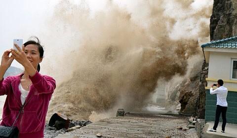 raykwong's tweet photo. Typhoon Vongfong brings out China's insane. http://t.co/0M6KY1eXK8