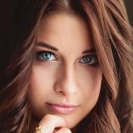14 Oktober 1992, seorang penyanyi Youtube dari Amerika, Savannah Outen, lahir di dunia. Happy Birthday! 