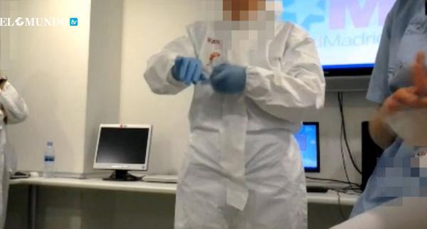 elmundoes's tweet photo. #Vídeo Así se formó a los sanitarios que atienden a Teresa Romero. Información de @Angeleslop http://t.co/jX8tbjTA6Z http://t.co/7tfjYVsx5x