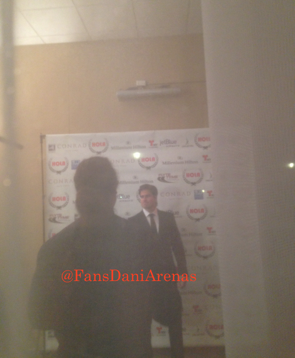 joaomiguelemalu's tweet photo. #Foto07 @DanArenas Bellísimo y Elegante ... En La Entrega De Lo PREMIO a #MejorActorDelAño #HOLAAwards En NYC 🗽🗽❤❤👏👏 http://t.co/v0ia8zTHqK