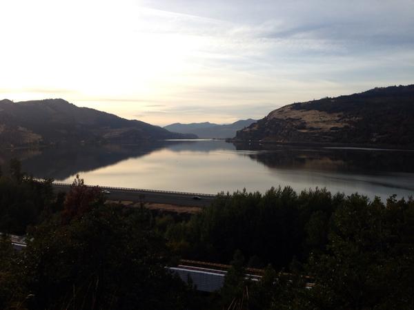 DanielleStyle's tweet photo. End of day 1, The Gorge in Oregon is such a beautiful place for a photo shoot. Tomorrow, rain.... http://t.co/XLxr6C4vYn