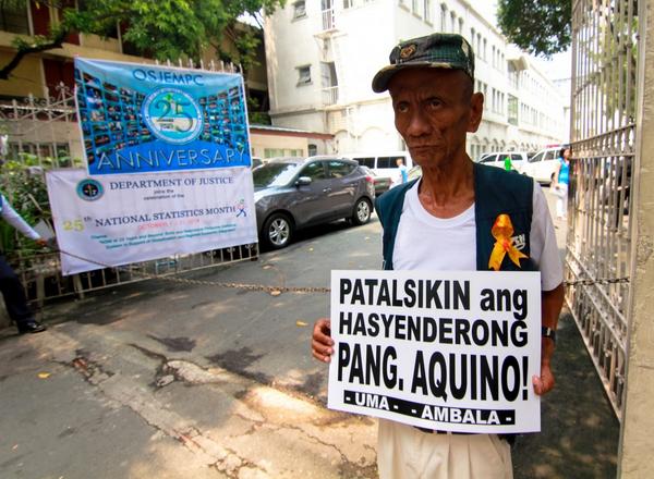 manila_today's tweet photo. HLI farmers trooped to DOJ to file complaints against Cojuangco-Aquino family,DAR.Read more: http://t.co/aNNRTMf0fY http://t.co/bBv5yHSTEn