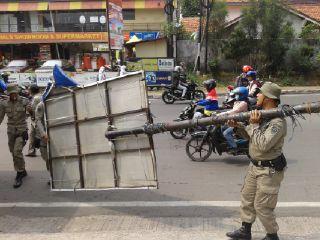 satpolppdepok1's tweet photo. Reklame di Jalan Siliwangi di tertiblan http://t.co/6nndOLtfKs