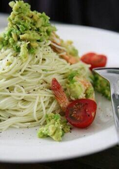 joshicooking's tweet photo. 【お手軽アボガド素麺】

①アボガドの皮と種をとりレンジで1分加熱して裏ごしする

②3倍濃縮麺つゆ30ccと水120ccを加えて出来上がり♪

※素麺は2人分200g用意 http://t.co/lc9VFNomMz