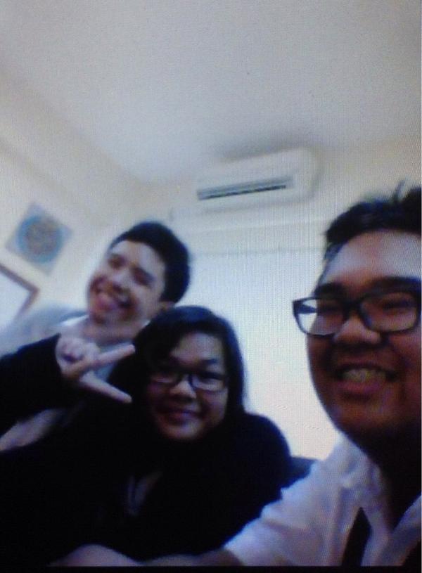 karlosdevera's tweet image. With @ArieJan_19 and @AngeltheVampir! Pizza + Meeting with Cub 👊 #secondissue