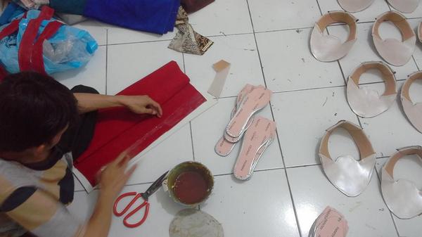LIVE TWEET, mamang nya lagi bikin pita buat aksesoris sepatu flat nya.