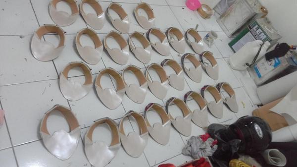 LIVE TWEET.
proses penempelan muka sepatu (upper) ke sol.