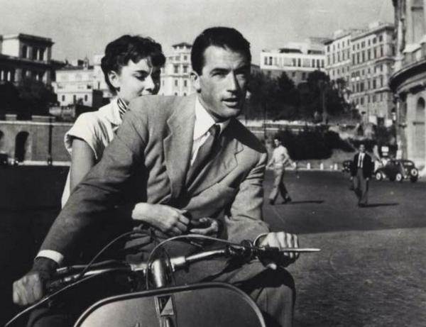LCiocchetti's tweet photo. @ignaziomarino ci priva di ricordi di una @romacapitaleTW da ammirare in @Vespa_Official #nopedonalizzazionetridente http://t.co/tfiys22AFB