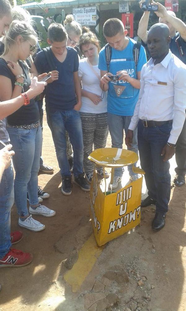 AOCOostUganda's tweet photo. Met de hele groep bij de evenaar! #uganda #aocoost #vmbo http://t.co/4T22wRBbjT