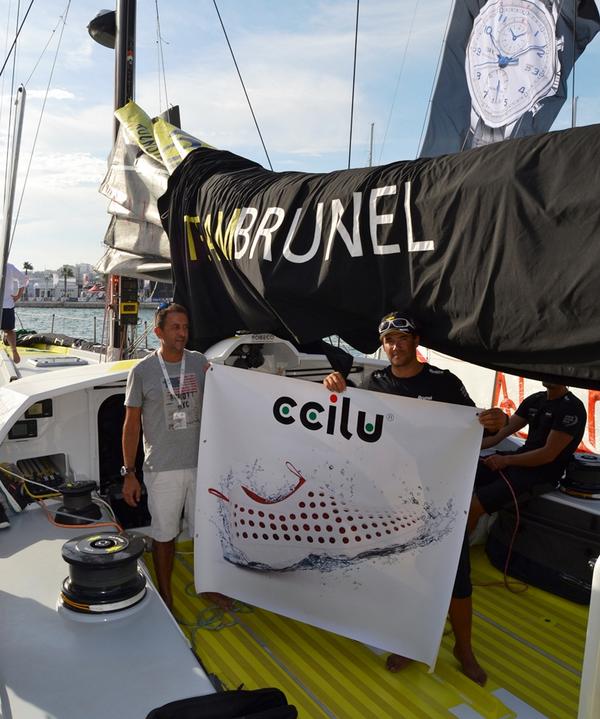 ccilu_es's tweet photo. #ccilu abordo del @brunelsailing  Según su skipper, Bowe Bekking, amazon el calzado perfecto para la @volvooceanrace http://t.co/fBZqZPYd7F