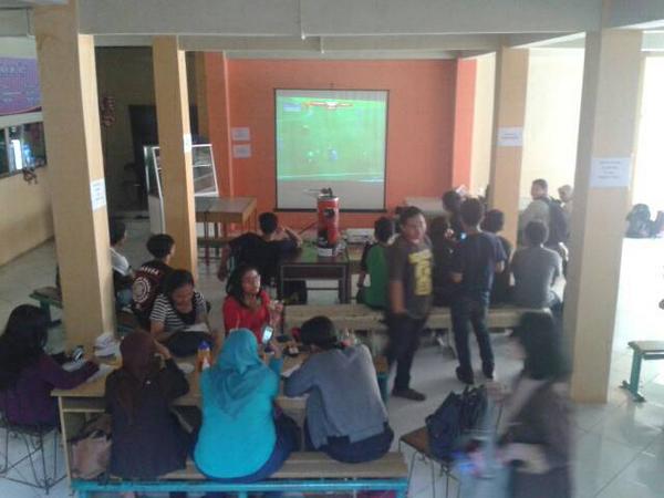 Futsal_Stikom's tweet photo. Saat ini sedang berlangsung nobar Persebaya vs PERSIB Di kampus Stikom Bandung #PERSIBDAY http://t.co/UUfMC2YbO8