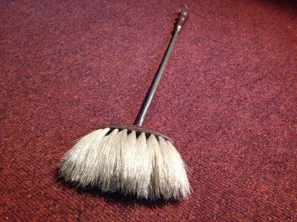 _ANTIQ_'s tweet photo. FOR SALE - This antique British made, Handmaids brush (1880) made from white badger fur. http://t.co/SgPuRhZcdj http://t.co/j0dwsSdSAF