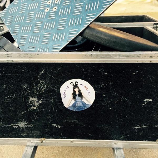 suzyinstagram's tweet photo. [INSTAGRAM] skuukzky:#숮티커찾기 놀이 http://t.co/BbFUapn1j3