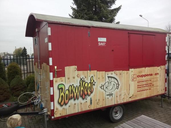 @Platform_M3 Mobiel Theehuis is er al!? Dit zag ik net bij Cuppens. Zit een volwaardige bar in ;-)