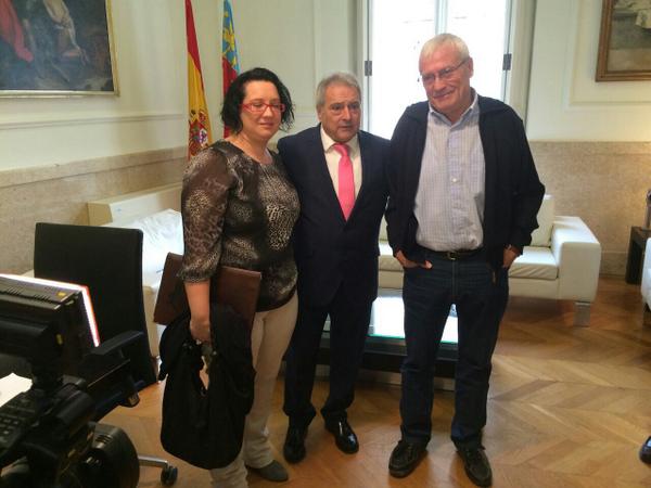 dipvalencia's tweet photo. #AlfonsoRus es reuneix amb el pare i la germana d'acollida de #Mayuga, Batiste i Verónica Llopis. http://t.co/Uhrz167G2q