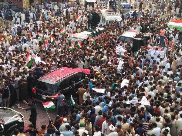 AnjumKiani's tweet photo. Historical Turnout in Jhang to greet #ImTheRevolution Dr Qadri.
Sunni-Shia stand united. Slap on face of Jhangvi. http://t.co/wogRTqmaHr