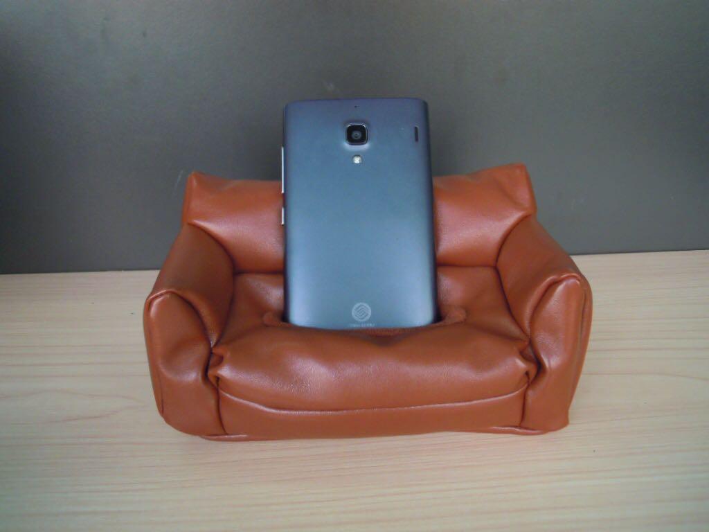 Stuart Ashen ב-X: "Brown sofa phone holder? I should coco http://t ... image