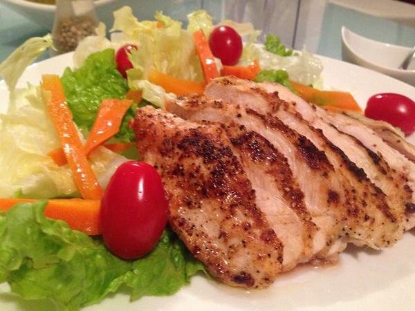 Almocinho super rápido: Frango grelhado e uma salada. HUMMMMMMM!