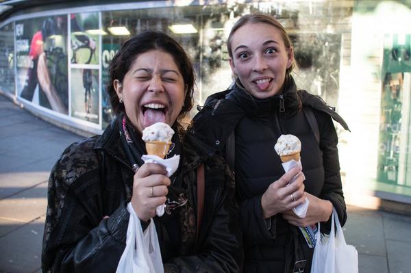 LaughingAround's tweet photo. People from London Bridge enjoyed ! You will too !! :) http://t.co/Dg3EwzmNes