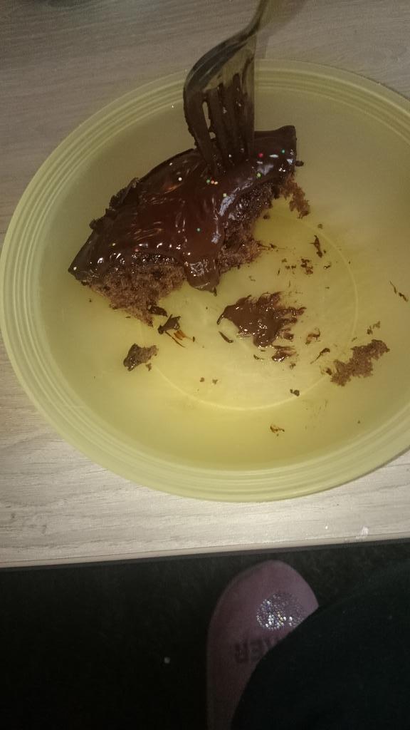 Princesszlove's tweet image. @Jeronimomusic #HappyBirthdayCharly Ik eet ook Cake namens mezelf voor hem👏🎁 PARTYYY