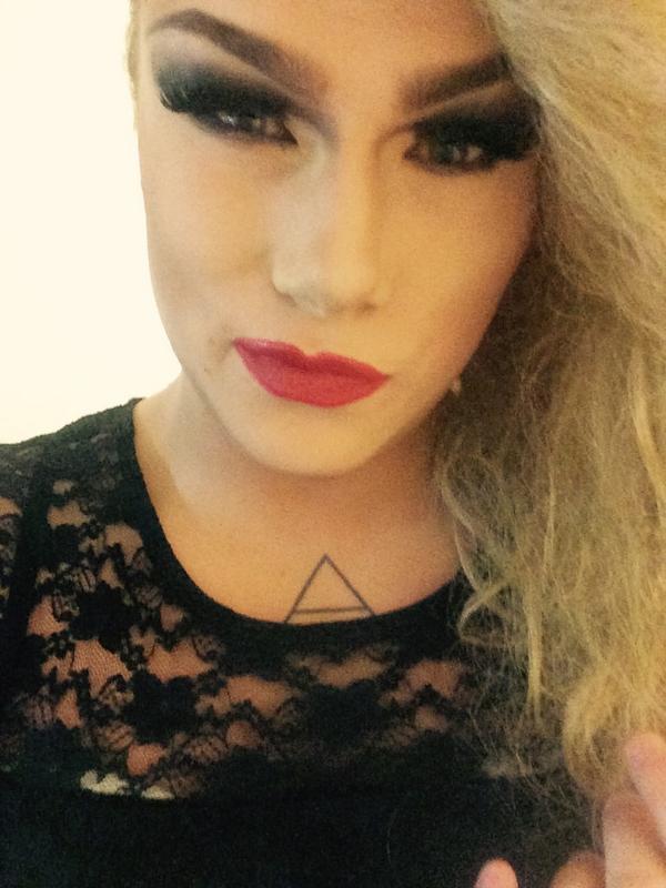 PearlEGattes's tweet photo. Today I got asked what I'm going as for Halloween my answer was a drag queen, pretty much a #clown #clownrealness http://t.co/d6uXiGXBqc