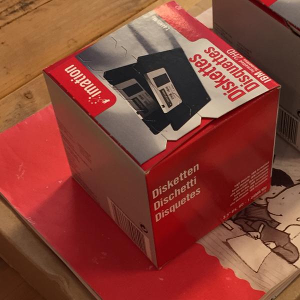 FerryGerritsen's tweet photo. Toch grappig om voor een project ineens wat nostalgie op kantoor te vinden... Dank @tocounton http://t.co/bGTwqgzVt3 http://t.co/SDWmrpJZYr