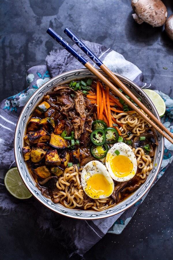 Buenos días #desayunadores yo hoy voy con unos noodles de cerdo y curri...y el huevo lo hace desayuno.