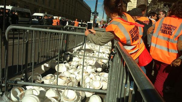 GroupeColas's tweet image. Dépôt de casques de chantier devant l'Assemblée nationale pour symboliser les 60000 emplois menacés #TP @FNTP_info