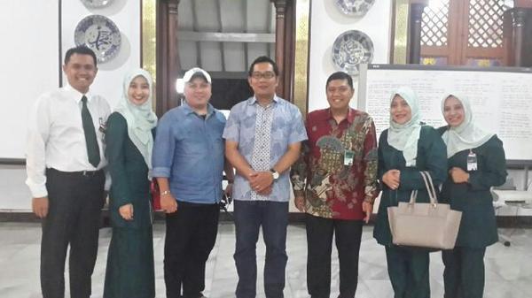 tito_indratno's tweet photo. Hatur nuhun pa @ridwankamil atas kesediaan waktu menerima kami :) mhn support pak 
@harupat @bowo18 @didinshofa84 http://t.co/orA8PP337z