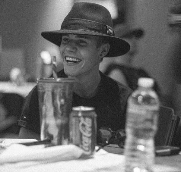 palebiebs tweet picture