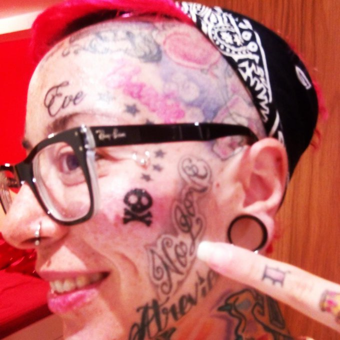 Mas dosis de tinta xa mi dulce lienzo... Amo la tinta y si nas aun en mi piel... Mmmmm http://t.co/q