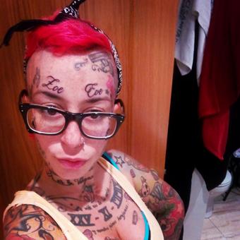 Mas dosis de tinta xa mi dulce lienzo... Amo la tinta y si nas aun en mi piel... Mmmmm http://t.co/q